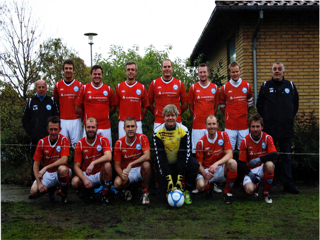 BV: Leo Kerff, Jesper Petersen, Dan Høyer, Mads Knudsen Halkier, Robert Dekker, Lars Bjerrum, Torsten Jørgensen, Per Christensen, FV: Mikkel Knudsen Halkier, Thomas Gartner, Stinus Errboe, Per Kristensen, Steffen Hansen, Peter Vestergaard.